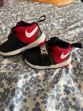 Nike Kids Black and Red Hook-and-Loop Sneakers
